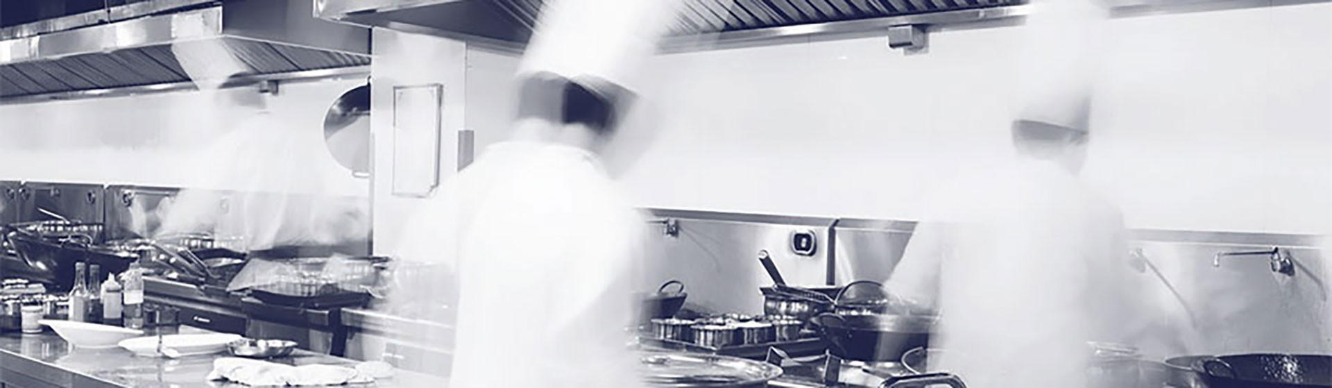 Cuisiniers en mouvement dans une cuisine professionnelle